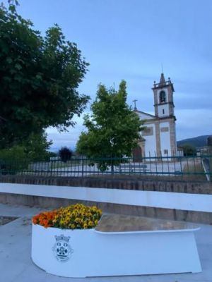 Novas Floreiras com Banco Junto &agrave; Igreja Paroquial